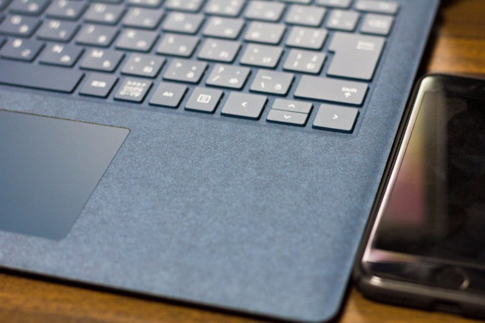 Surface Laptopレビュー。【値下げ写真追加】MacBook Pro (16-inch, 2019。コバルトブルーの高級感は、全ての人を魅了 